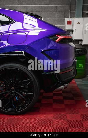 Nahaufnahme von Lila Lamborghini Urus hinten mit schwarzen Leichtmetallfelgen Stockfoto