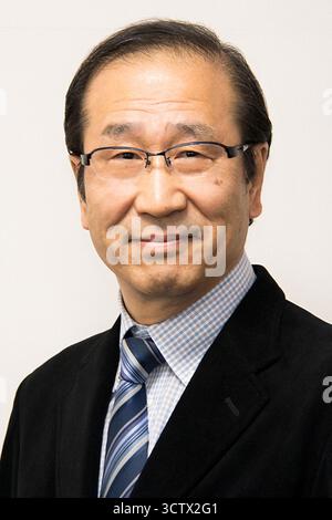 Die Königlich Schwedische Akademie der Wissenschaften hat beschlossen, den Nobelpreis für Chemie 2025 an Susumu Kitagawa (im Bild), zusammen mit Omar M. Yaghi und Richard Robson „für die Entwicklung von metallorganischen Gerüsten“ zu vergeben. Die Nobelpreisträger für Chemie 2025 haben molekulare Konstruktionen mit großen Räumen geschaffen, durch die Gase und andere Chemikalien fließen können. Diese Konstruktionen, metallorganische Gerüste, können verwendet werden, um Wasser aus der Wüstenluft zu ernten, Kohlendioxid abzufangen, giftige Gase zu speichern oder chemische Reaktionen zu katalysieren. Foto mit freundlicher Genehmigung der Kyoto University/UPI Stockfoto