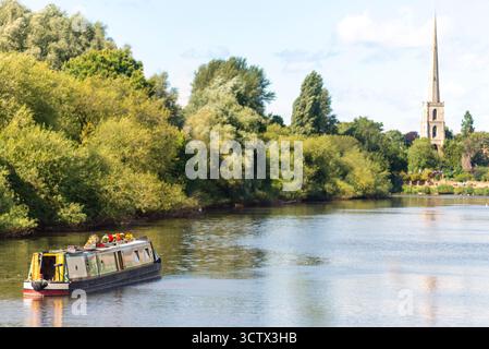 An einem wunderschönen späten Mittsommernachmittag treiben Kanalboote entlang des ruhigen Wassers, mit der historischen Worcester Kathedrale und dem St. Andrew's Turm, die einen bilden Stockfoto