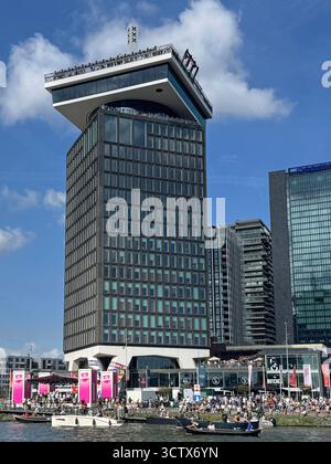 Amsterdam, Niederlande - 20. August 2025: Der A’DAM-Turm am Ufer des IJ in Amsterdam-Noord. Stockfoto