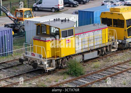 Nancy, Frankreich - Blick auf einen gelb-grauen Diesel-Shunter Y 8400 am Bahnhof Nancy. Stockfoto