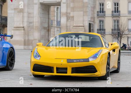 Nancy, Frankreich - Blick auf einen gelben Ferrari 488 Spider, der auf einer Straße geparkt ist. Stockfoto