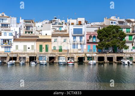 Farbenfrohe Häuser in Portocolom Fischerdorf auf Mallorca Insel mit Booten Sommerurlaub am Meer in Spanien Stockfoto