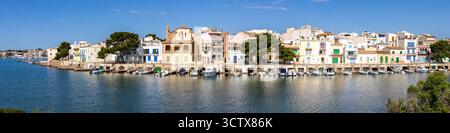 Farbenfrohe Häuser in Portocolom Fischerdorf auf Mallorca Inselpanorama mit Booten Sommerurlaub am Meer in Spanien Stockfoto