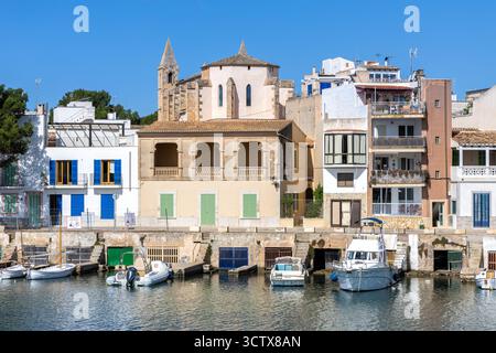 Farbenfrohe Häuser in Portocolom Fischerdorf auf Mallorca Insel mit Booten Sommerurlaub am Meer in Spanien Stockfoto