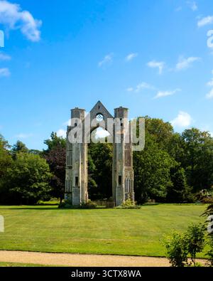 East Window Arch aus dem 14. Jahrhundert auf dem Hauptrasen, Walsingham Priory, Little Walsingham, Norfolk, England, Großbritannien Stockfoto