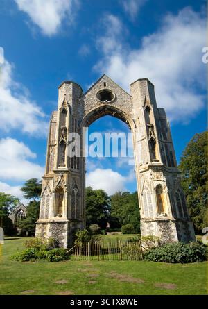 East Window Arch aus dem 14. Jahrhundert auf dem Hauptrasen, Walsingham Priory, Little Walsingham, Norfolk, England, Großbritannien Stockfoto