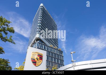 Stuttgart – 20. September 2025: Porsche Design Tower Hochhaus und Porsche Zentrum Autohaus im Pragsattel Stuttgart. Stockfoto