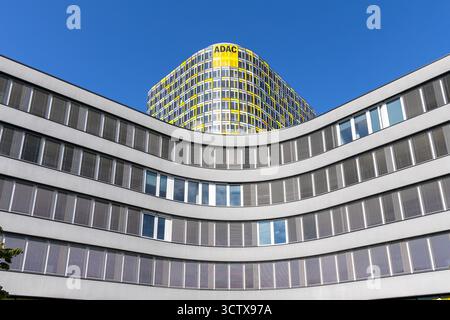 München, Deutschland - 19. August 2025: ADAC-Hauptsitz modernes Architekturgebäude in München. Stockfoto
