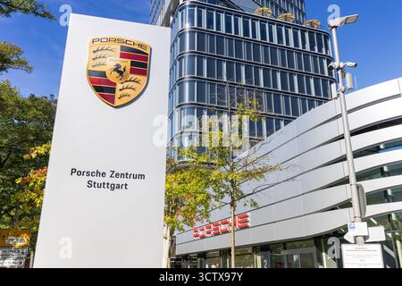Stuttgart – 20. September 2025: Porsche Design Tower Hochhaus und Porsche Zentrum Autohaus im Pragsattel Stuttgart. Stockfoto