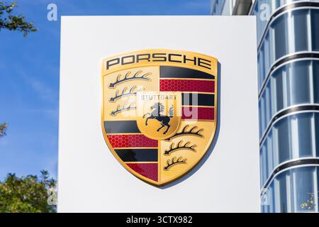 Stuttgart, Deutschland - 20. September 2025: Porsche-Logo im Autohaus Pragsattel in Stuttgart. Stockfoto