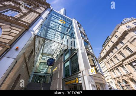 Frankfurt, Deutschland - 11. April 2025: Hauptsitz der Commerzbank Frankfurt im Commerzbank Tower Deutschlands höchstem Wolkenkratzer in Frankfurt. Stockfoto