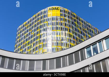 München, Deutschland - 19. August 2025: ADAC-Hauptsitz modernes Architekturgebäude in München. Stockfoto
