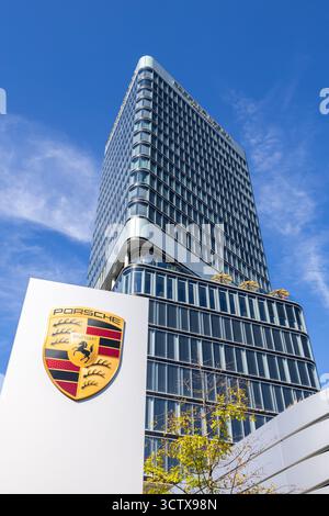 Stuttgart – 20. September 2025: Porsche Design Tower Hochhaus und Porsche Zentrum Autohaus im Pragsattel Stuttgart. Stockfoto