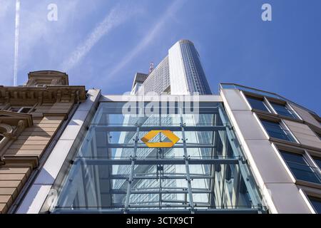 Frankfurt, Deutschland - 11. April 2025: Hauptsitz der Commerzbank Frankfurt im Commerzbank Tower Deutschlands höchstem Wolkenkratzer in Frankfurt. Stockfoto