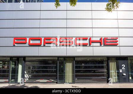 Stuttgart, Deutschland - 20. September 2025: Porsche-Logo im Autohaus Pragsattel in Stuttgart. Stockfoto