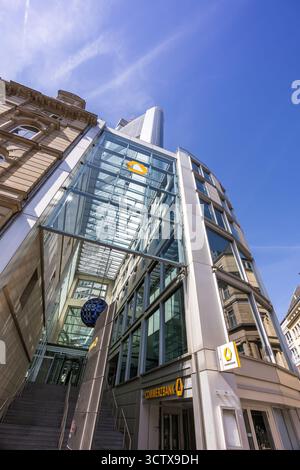 Frankfurt, Deutschland - 11. April 2025: Hauptsitz der Commerzbank Frankfurt im Commerzbank Tower Deutschlands höchstem Wolkenkratzer in Frankfurt. Stockfoto
