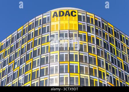 München, Deutschland - 19. August 2025: ADAC-Hauptsitz modernes Architekturgebäude in München. Stockfoto