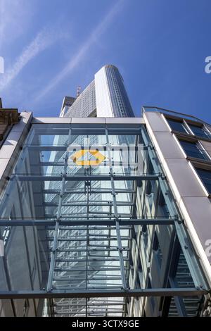 Frankfurt, Deutschland - 11. April 2025: Hauptsitz der Commerzbank Frankfurt im Commerzbank Tower Deutschlands höchstem Wolkenkratzer in Frankfurt. Stockfoto