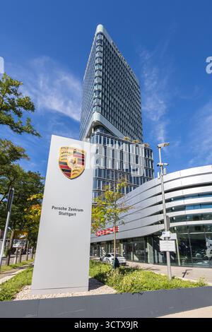 Stuttgart – 20. September 2025: Porsche Design Tower Hochhaus und Porsche Zentrum Autohaus im Pragsattel Stuttgart. Stockfoto