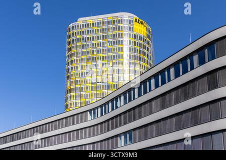 München, Deutschland - 19. August 2025: ADAC-Hauptsitz modernes Architekturgebäude in München. Stockfoto