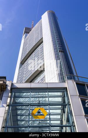 Frankfurt, Deutschland - 11. April 2025: Hauptsitz der Commerzbank Frankfurt im Commerzbank Tower Deutschlands höchstem Wolkenkratzer in Frankfurt. Stockfoto