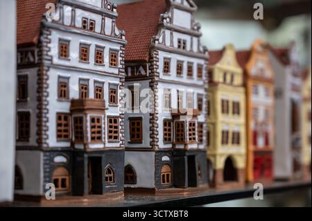 Prag, Tschechische Republik, 7. August 2023. In einem Souvenirladen, eine Nahaufnahme der Miniaturhäuser der Altstadt. Stockfoto