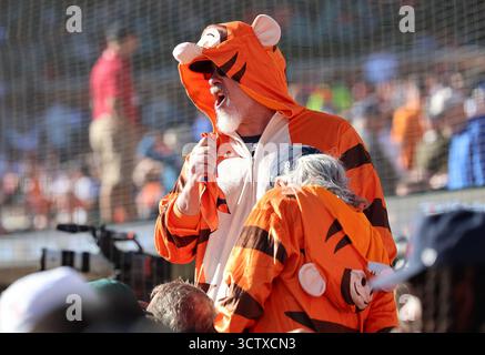 Detroit, Usa. Oktober 2025. Ein Verkäufer verkauft Merchandise der Detroit Tigers während des vierten Spiels der MLB American League Division Series gegen die Seattle Mariners am Mittwoch, den 8. Oktober 2025, im Comerica Park in Detroit, Michigan. Foto: Aaron Josefczyk/UPI Credit: UPI/Alamy Live News Stockfoto