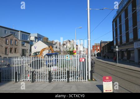Dublin, Irland - 08. Juni 2015 - Eine Baustelle entlang der Luas-Straßenbahnlinie in Smithfield an einem sonnigen Nachmittag in Dublin, die das Straßenleben in der irischen Hauptstadt darstellt Stockfoto