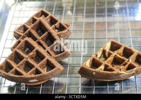 Nahaufnahme von knusprigen Thai Street Waffeln (Schokoladenmandeln) auf einem Kühlregal. Ein beliebter lokaler Dessert-Snack in Asien. Stockfoto