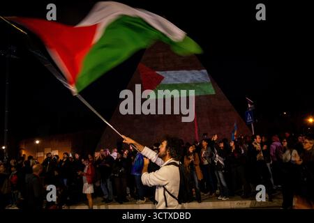 Rom, Rm, Italien. Oktober 2025. Am Tag, nachdem die israelische Marine die Freiheitsflottille blockiert hatte, versammeln sich Tausende von Bürgern im Kolosseum und marschieren solidarisch mit Gaza, Plaestiniern und der Flotille. Die Teilnehmer erreichen Porta San Paolo. (Kreditbild: © Marco Di Gianvito/ZUMA Press Wire) NUR REDAKTIONELLE VERWENDUNG! Nicht für kommerzielle ZWECKE! Stockfoto