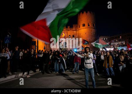 Rom, Rm, Italien. Oktober 2025. Am Tag, nachdem die israelische Marine die Freiheitsflottille blockiert hatte, versammeln sich Tausende von Bürgern im Kolosseum und marschieren solidarisch mit Gaza, Plaestiniern und der Flotille. Die Teilnehmer erreichen Porta San Paolo. (Kreditbild: © Marco Di Gianvito/ZUMA Press Wire) NUR REDAKTIONELLE VERWENDUNG! Nicht für kommerzielle ZWECKE! Stockfoto