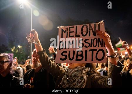 Rom, Rm, Italien. Oktober 2025. Am Tag, nachdem die israelische Marine die Freiheitsflottille blockiert hatte, versammeln sich Tausende von Bürgern im Kolosseum und marschieren solidarisch mit Gaza, Plaestiniern und der Flotille. "Meloni tritt sofort zurück" liest das Zeichen. (Kreditbild: © Marco Di Gianvito/ZUMA Press Wire) NUR REDAKTIONELLE VERWENDUNG! Nicht für kommerzielle ZWECKE! Stockfoto