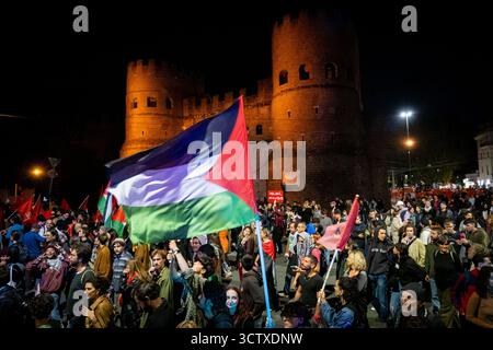 Rom, Rm, Italien. Oktober 2025. Am Tag, nachdem die israelische Marine die Freiheitsflottille blockiert hatte, versammeln sich Tausende von Bürgern im Kolosseum und marschieren solidarisch mit Gaza, Plaestiniern und der Flotille. Die Teilnehmer erreichen Porta San Paolo. (Kreditbild: © Marco Di Gianvito/ZUMA Press Wire) NUR REDAKTIONELLE VERWENDUNG! Nicht für kommerzielle ZWECKE! Stockfoto