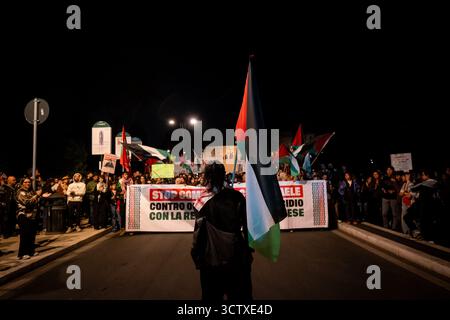 Rom, Rm, Italien. Oktober 2025. Am Tag, nachdem die israelische Marine die Freiheitsflottille blockiert hatte, versammeln sich Tausende von Bürgern im Kolosseum und marschieren solidarisch mit Gaza, Plaestiniern und der Flotille. (Kreditbild: © Marco Di Gianvito/ZUMA Press Wire) NUR REDAKTIONELLE VERWENDUNG! Nicht für kommerzielle ZWECKE! Stockfoto