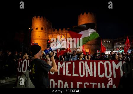 Rom, Rm, Italien. Oktober 2025. Am Tag, nachdem die israelische Marine die Freiheitsflottille blockiert hatte, versammeln sich Tausende von Bürgern im Kolosseum und marschieren solidarisch mit Gaza, Plaestiniern und der Flotille. Die Teilnehmer erreichen Porta San Paolo. (Kreditbild: © Marco Di Gianvito/ZUMA Press Wire) NUR REDAKTIONELLE VERWENDUNG! Nicht für kommerzielle ZWECKE! Stockfoto