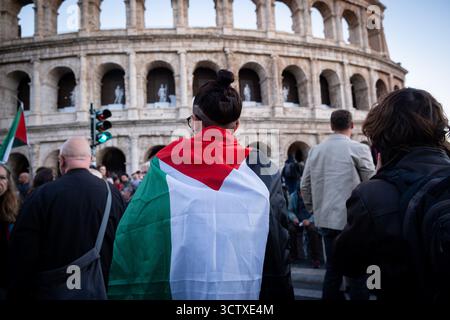 Rom, Rm, Italien. Oktober 2025. Am Tag, nachdem die israelische Marine die Freiheitsflottille blockiert hatte, versammeln sich Tausende von Bürgern im Kolosseum und marschieren solidarisch mit Gaza, Plaestiniern und der Flotille. (Kreditbild: © Marco Di Gianvito/ZUMA Press Wire) NUR REDAKTIONELLE VERWENDUNG! Nicht für kommerzielle ZWECKE! Stockfoto