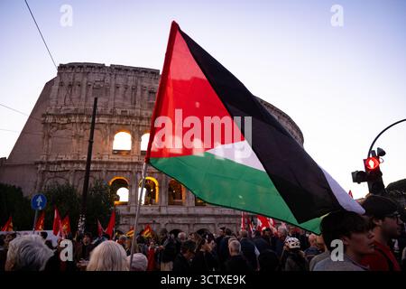 Rom, Rm, Italien. Oktober 2025. Am Tag, nachdem die israelische Marine die Freiheitsflottille blockiert hatte, versammeln sich Tausende von Bürgern im Kolosseum und marschieren solidarisch mit Gaza, Plaestiniern und der Flotille. (Kreditbild: © Marco Di Gianvito/ZUMA Press Wire) NUR REDAKTIONELLE VERWENDUNG! Nicht für kommerzielle ZWECKE! Stockfoto