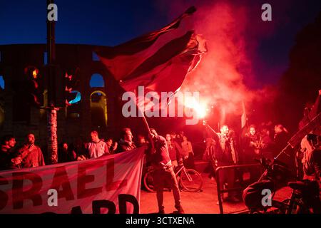 Rom, Rm, Italien. Oktober 2025. Am Tag, nachdem die israelische Marine die Freiheitsflottille blockiert hatte, versammeln sich Tausende von Bürgern im Kolosseum und marschieren solidarisch mit Gaza, Plaestiniern und der Flotille. (Kreditbild: © Marco Di Gianvito/ZUMA Press Wire) NUR REDAKTIONELLE VERWENDUNG! Nicht für kommerzielle ZWECKE! Stockfoto