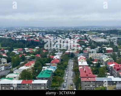 Aus der Vogelperspektive über Reykjavik, vom Hallgrimskirkja Kirchturm. Stockfoto