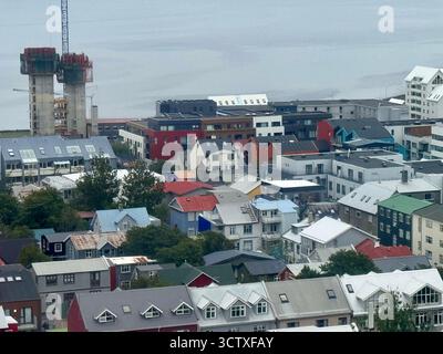Aus der Vogelperspektive über Reykjavik, vom Hallgrimskirkja Kirchturm. Stockfoto