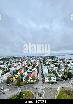 Aus der Vogelperspektive über Reykjavik, vom Hallgrimskirkja Kirchturm. Stockfoto