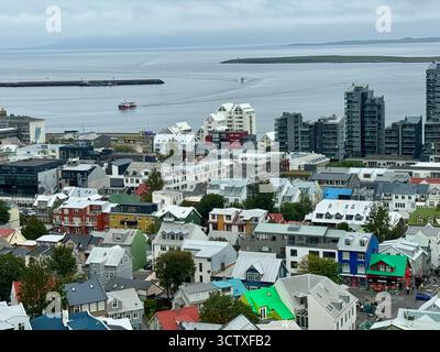 Aus der Vogelperspektive über Reykjavik, vom Hallgrimskirkja Kirchturm. Stockfoto
