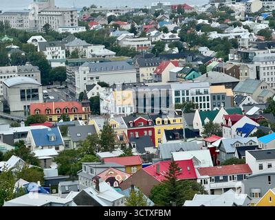 Aus der Vogelperspektive über Reykjavik, vom Hallgrimskirkja Kirchturm. Stockfoto