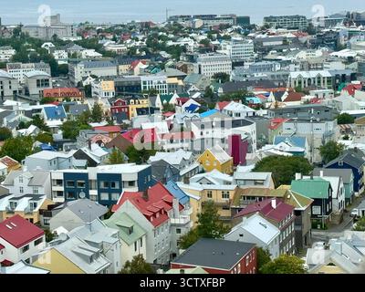 Aus der Vogelperspektive über Reykjavik, vom Hallgrimskirkja Kirchturm. Stockfoto