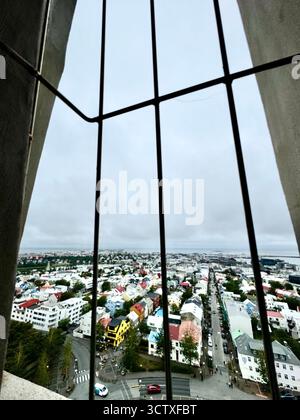 Aus der Vogelperspektive über Reykjavik, vom Hallgrimskirkja Kirchturm. Stockfoto