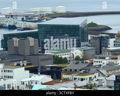 Aus der Vogelperspektive über Reykjavik, vom Hallgrimskirkja Kirchturm. Stockfoto