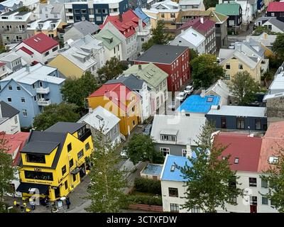 Aus der Vogelperspektive über Reykjavik, vom Hallgrimskirkja Kirchturm. Stockfoto