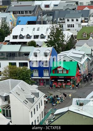 Aus der Vogelperspektive über Reykjavik, vom Hallgrimskirkja Kirchturm. Stockfoto