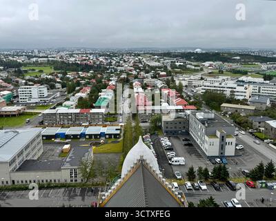 Aus der Vogelperspektive über Reykjavik, vom Hallgrimskirkja Kirchturm. Stockfoto